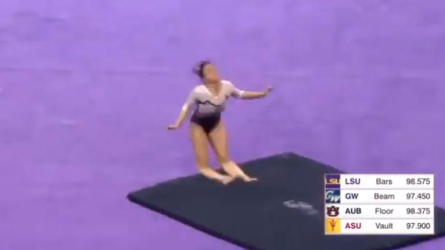 Vídeo mostra momento em que ginasta quebra as duas pernas durante competição nos EUA