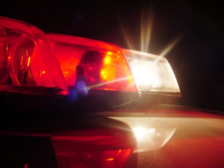 Homem é amarrado em poste e tem corpo incendiado após suspeita de estupros