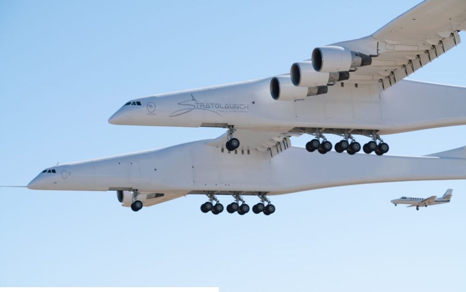Maior avião do mundo decola na Califórnia; envergadura é maior que campo de futebol