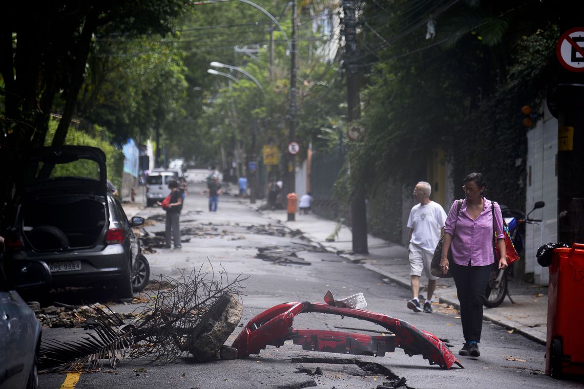 Após 60 horas de chuvas, Prefeitura do Rio decreta estado de calamidade pública