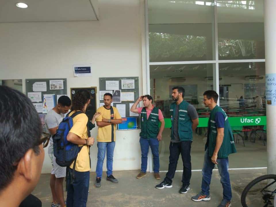 Acadêmicos reclamam de postura da UFAC após intoxicação e Vigilância Sanitária vai no Campus