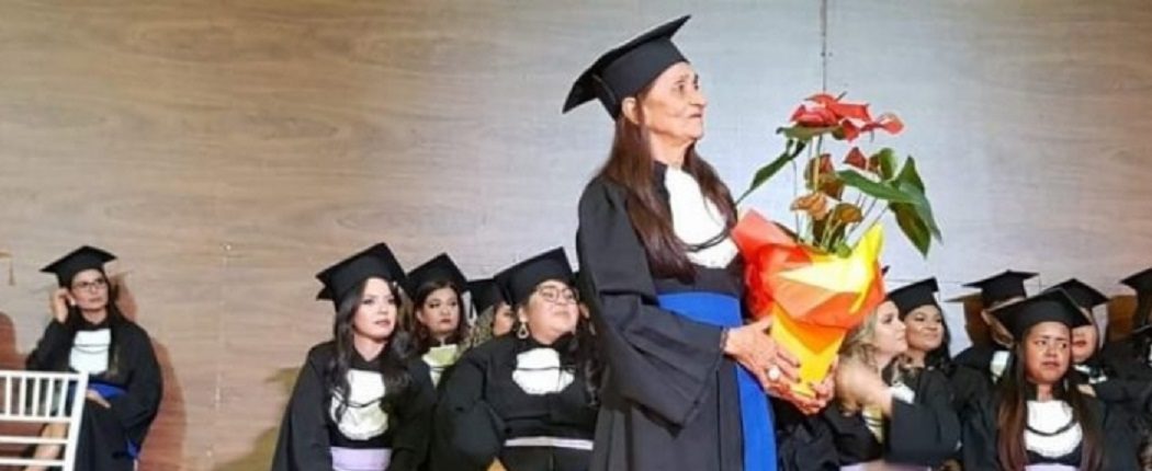 Acreana formada aos 70 anos conquista a imprensa nacional e o coração dos internautas