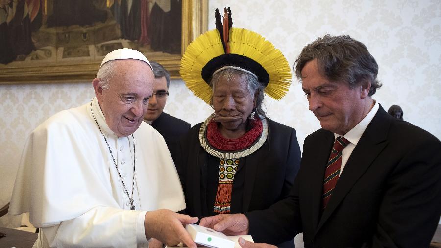 Papa Francisco recebe líder indígena brasileiro Raoni
