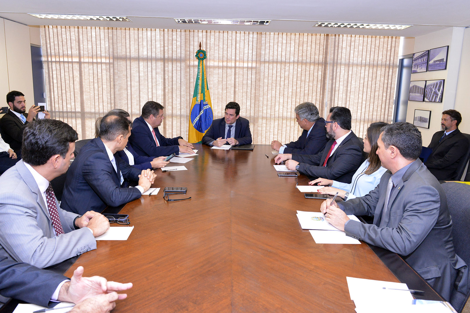 Vice-governador entrega pacote de reivindicações ao Ministro da Justiça