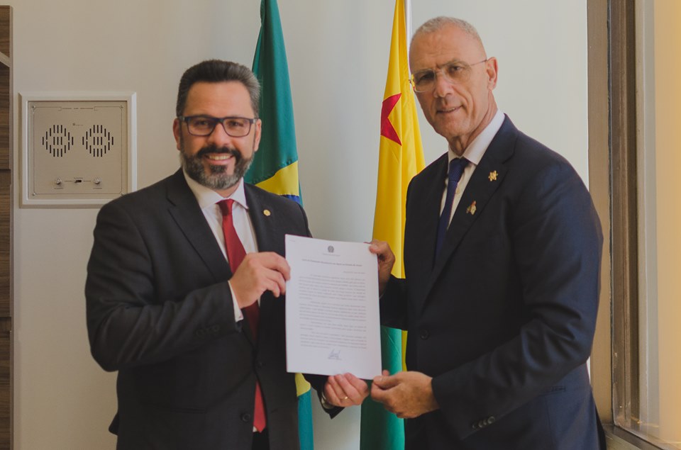 Alan Rick entrega carta de apoio a Israel ao embaixador Yossi Shelley