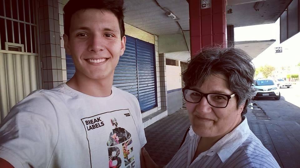 Dia das mães: filho reconhece esforço da mãe e a homenageia em formatura