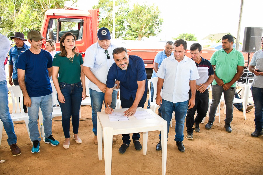 Ilderlei Cordeiro assina ordens de serviços para pavimentação asfáltica de ramais