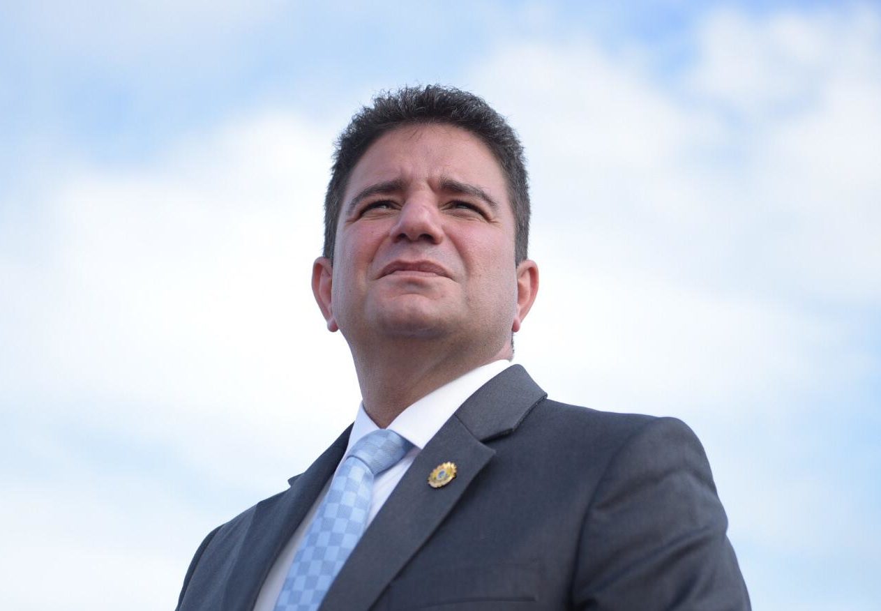 Primeiro e segundo escalões do governo podem sofrer mudanças ainda nesta segunda-feira