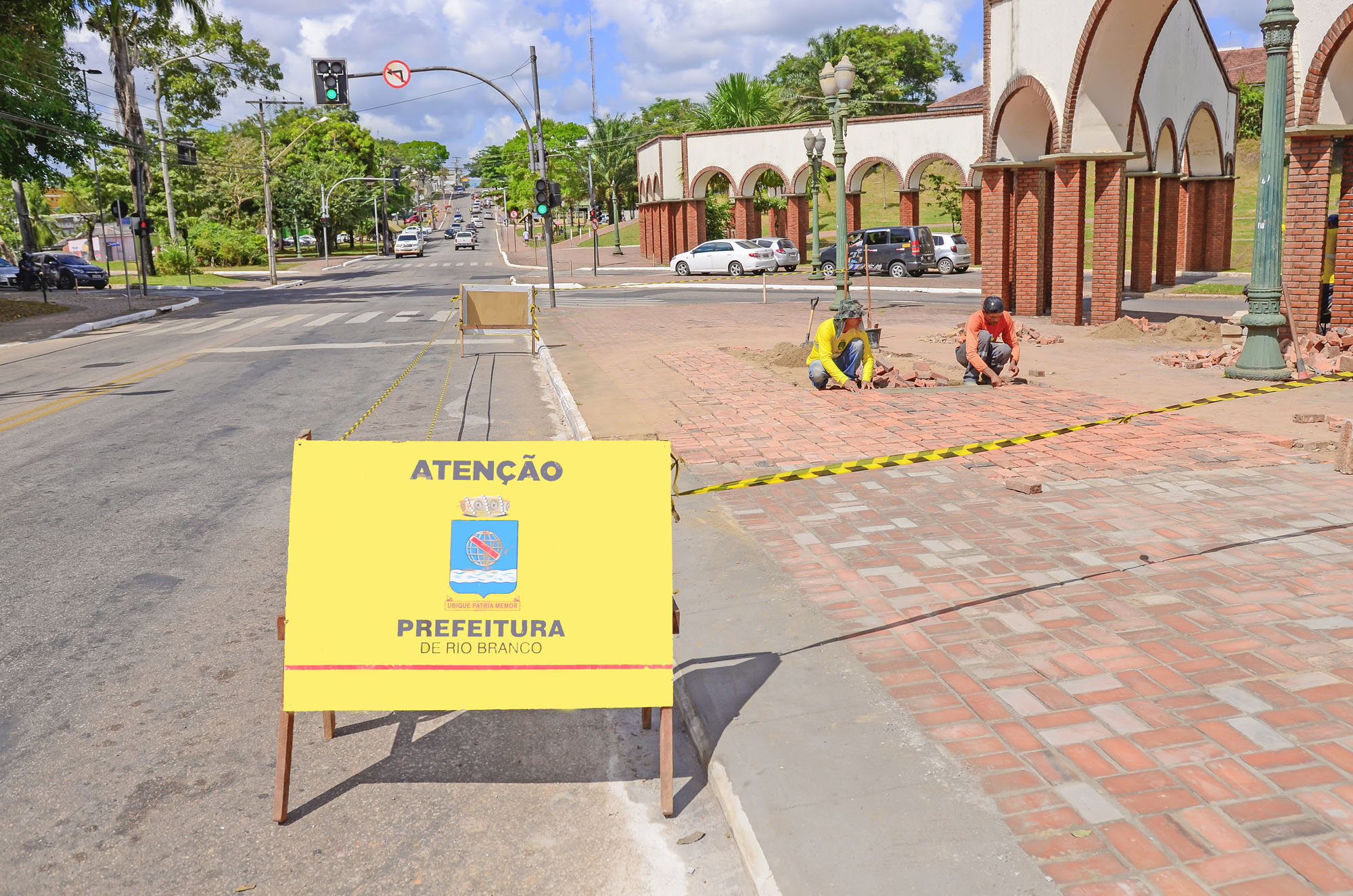Prefeitura realiza recuperação de calçadas e meios-fios