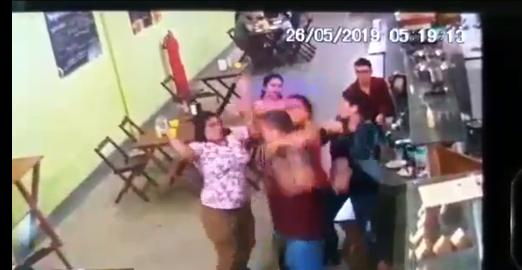 Vídeo mostra PM sendo ferido com golpes de canivete por mulher no Mercado do Bosque