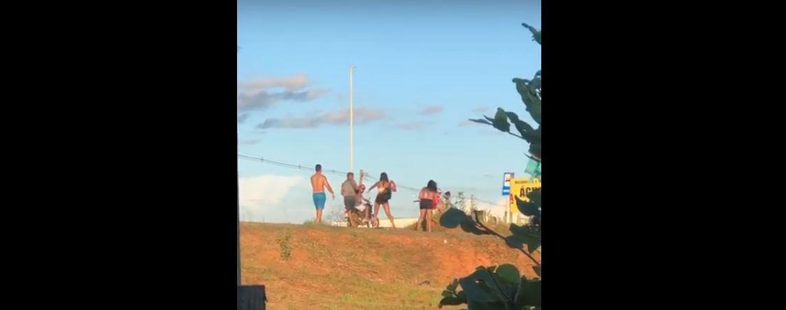 Vídeo: homem agride duas mulheres com capacete em balneário na capital