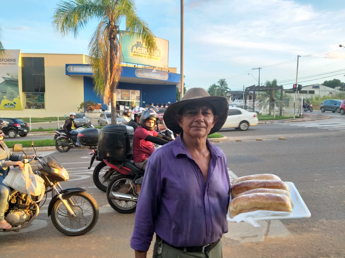 No dia do trabalhador, pastor diz que fatura mais de R$ 2 mil com venda de pães em sinais