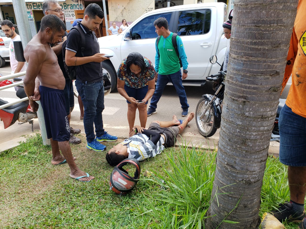 Acidente entre carro e moto deixa homem ferido na Avenida Ceará, em Rio Branco