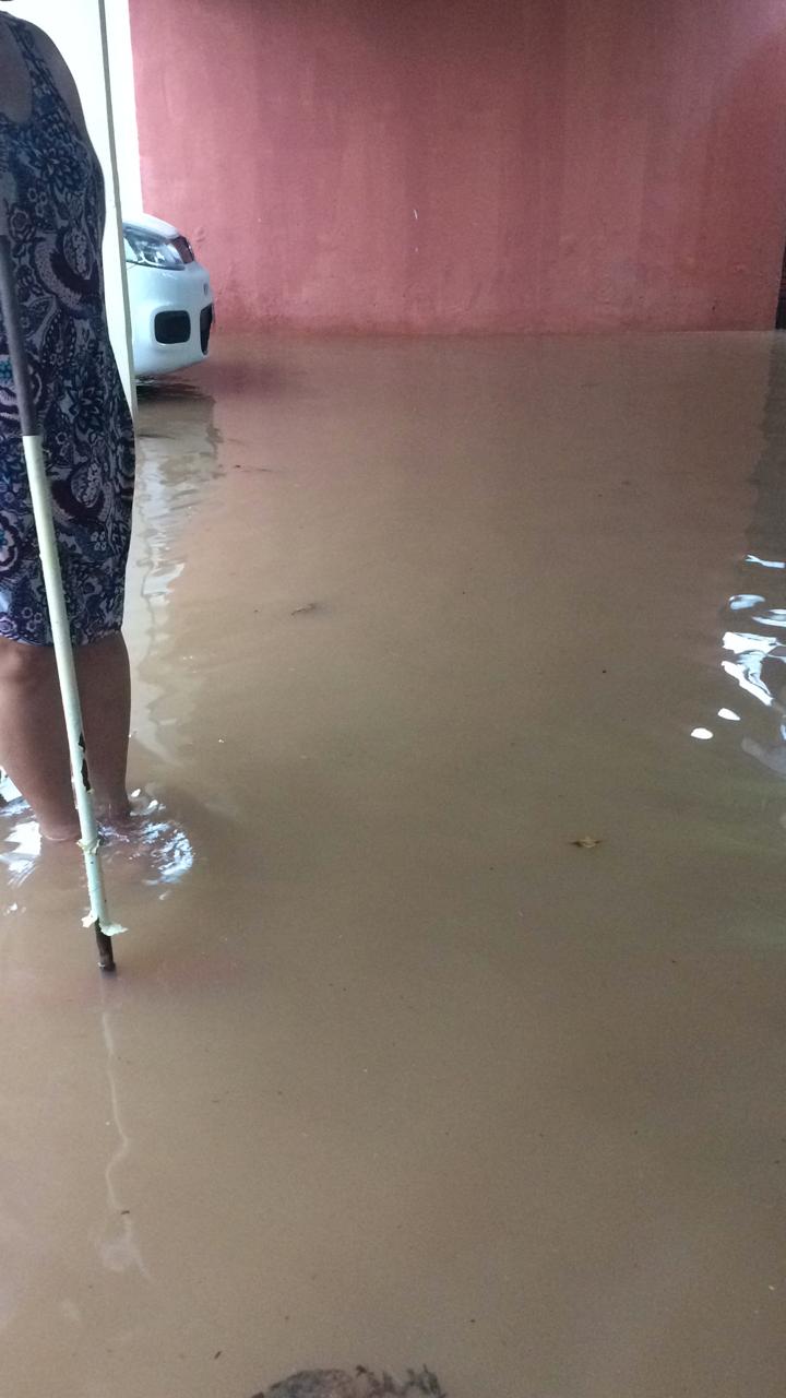 Forte chuva deixa ruas e casas alagadas nesta segunda em Rio Branco; veja vídeo