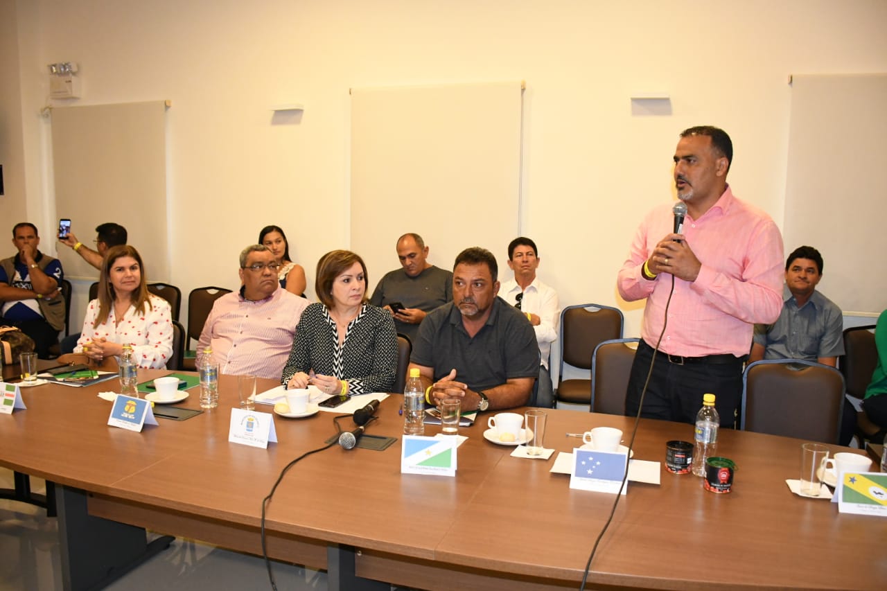 Na Assembleia da Amac, em Cruzeiro do Sul, prefeitos conhecem nova técnica de pavimentação de ruas