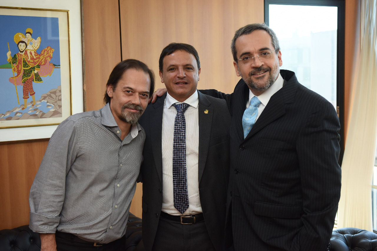 Senador acreano e ministro conversaram sobre soluções para educação brasileira