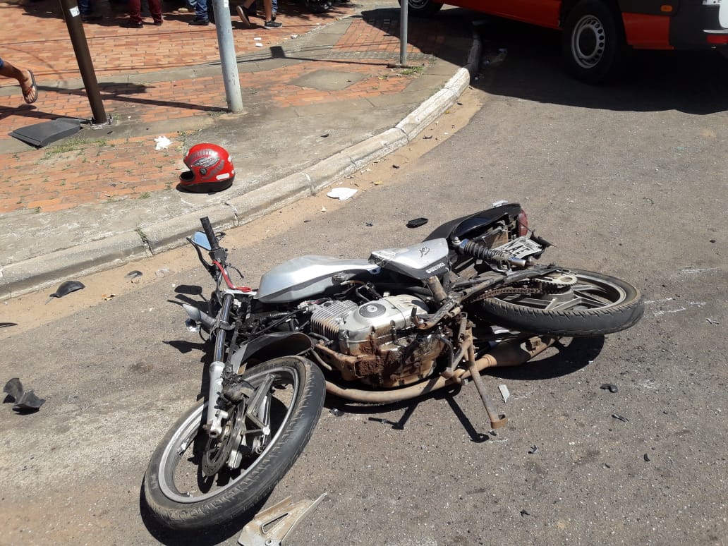 Batida entre caminhão e moto em avenida de Rio Branco deixa vítima em estado grave