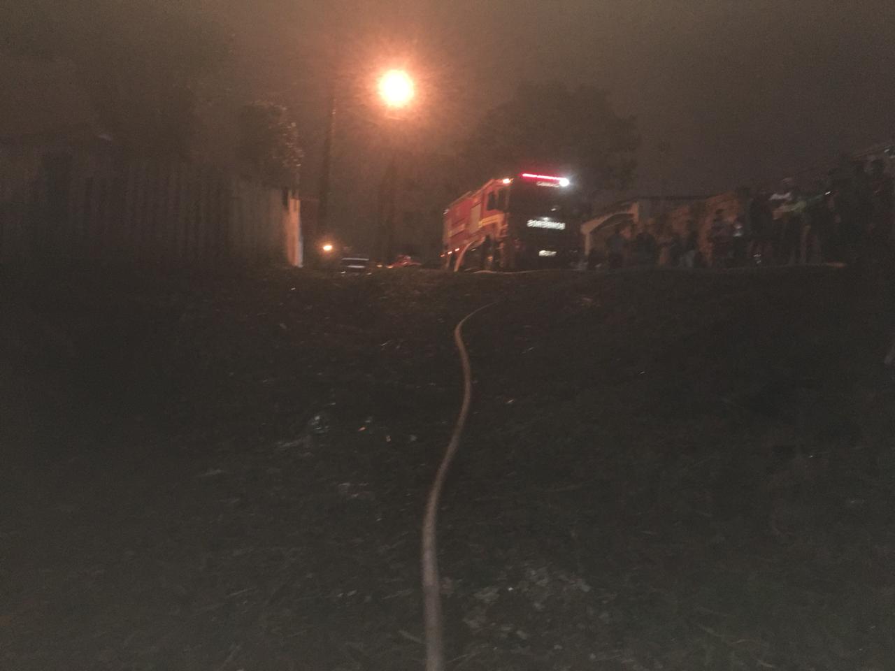 Incêndio destrói casa enquanto dono está viajando, no bairro Conquista