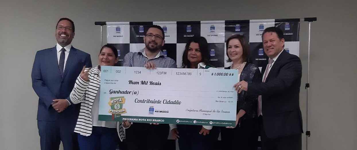 Mulher que pediu nota fiscal em cinema ganha prêmio da Prefeitura de Rio Branco