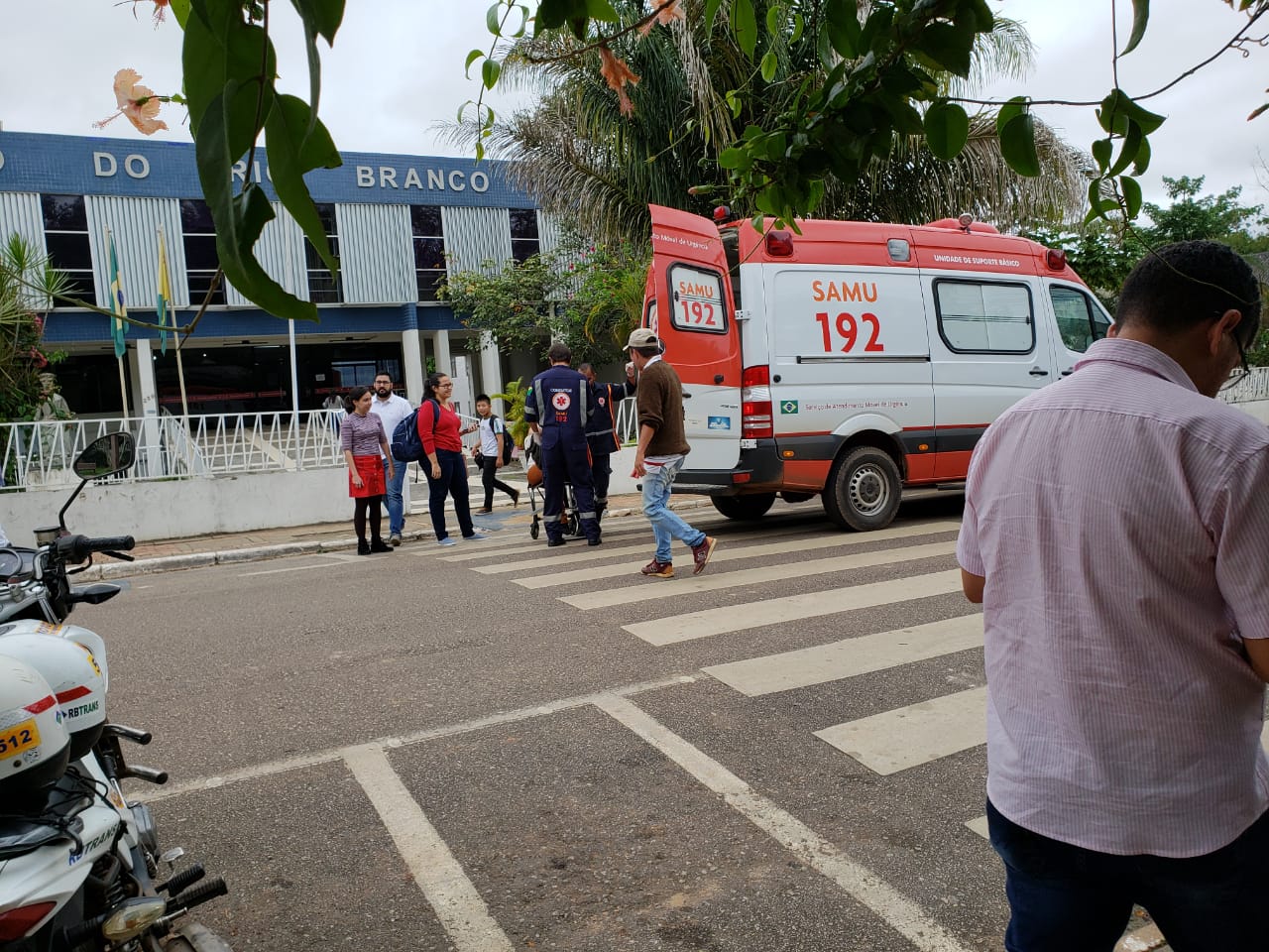 Ambulância do Samu socorre funcionária que passou mal no Fórum Barão do Rio Branco