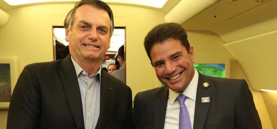 Gladson presenteia Bolsonaro com artes de marchetaria acreana antes de viagem aos EUA