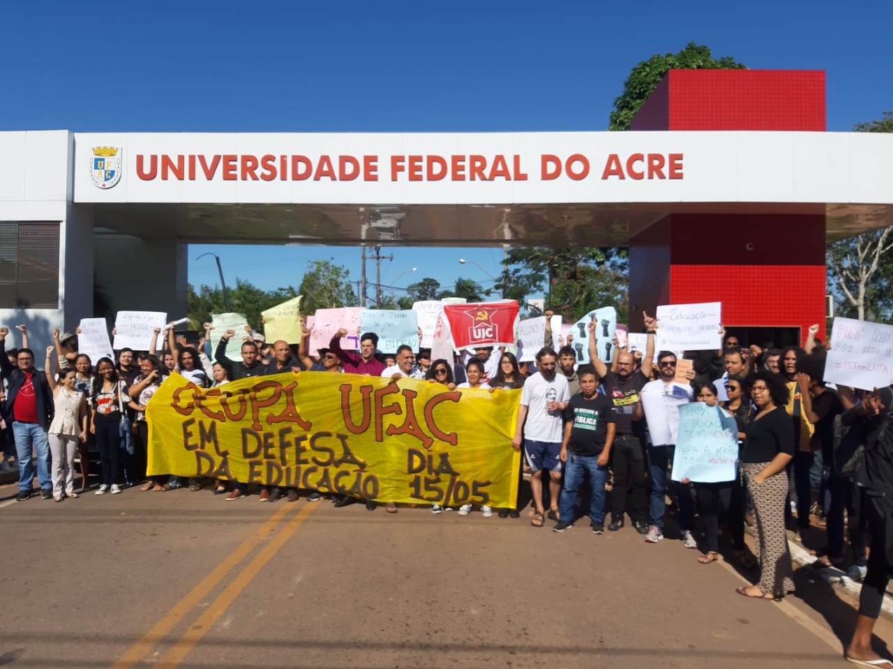“Aqui a gente não faz balbúrdia, a gente faz Ciência”, diz professor em protesto na Ufac