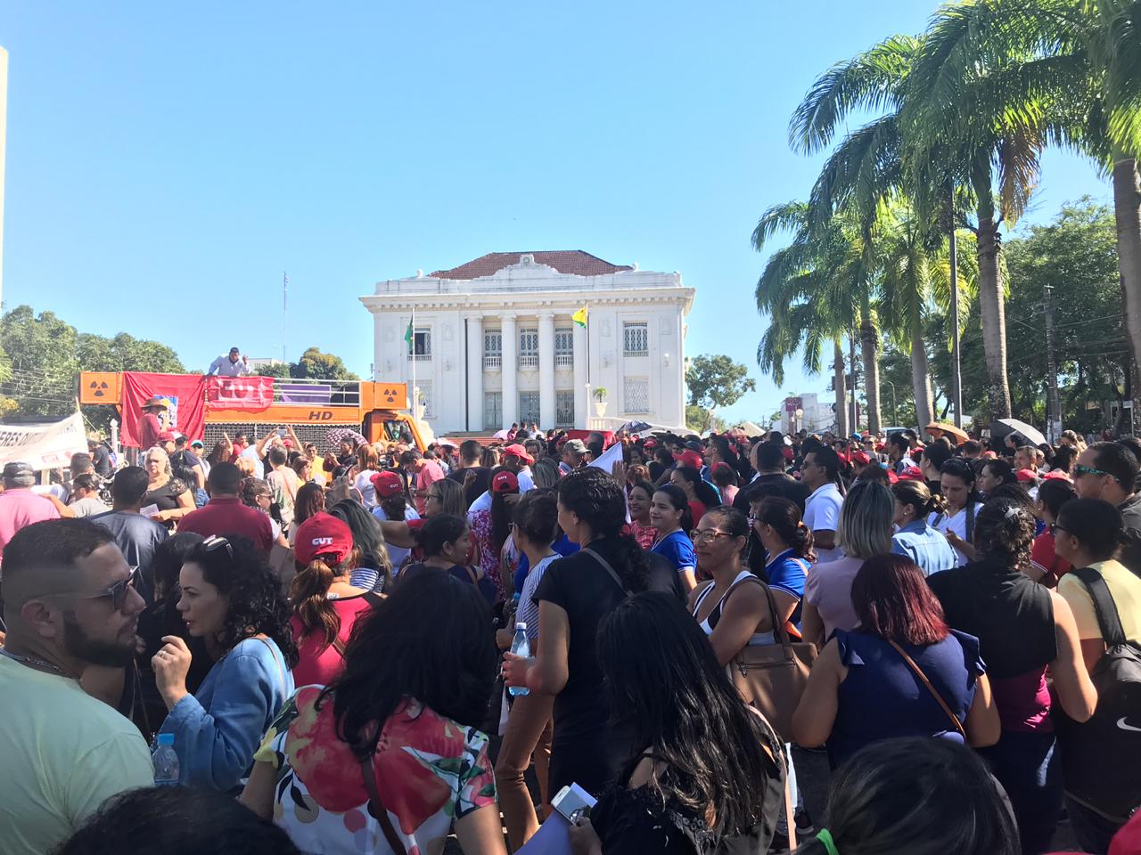 Protesto de professores contra cortes na educação ganha apoio de pais e alunos em Rio Branco