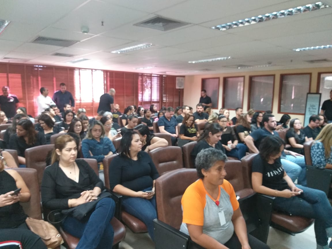 Em busca de receber gratificações, servidores da SGA pedem ajuda a deputados