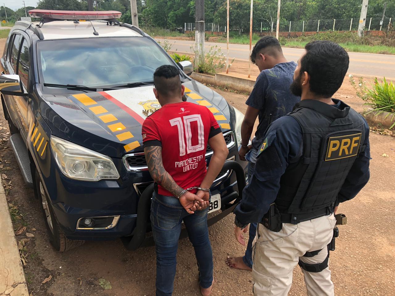 Dois irmãos são presos com arma de uso restrito das forças armadas na BR-364