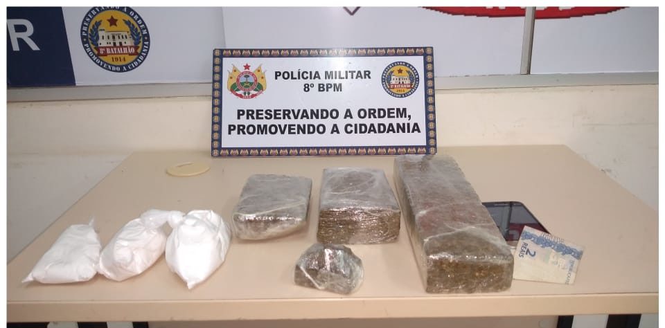 Jovem é preso com pacotes de maconha e cocaína em táxi no interior do Acre