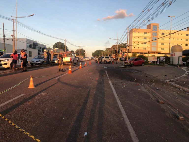 Motorista em alta velocidade atropela casal em moto e derruba poste na Dias Martins