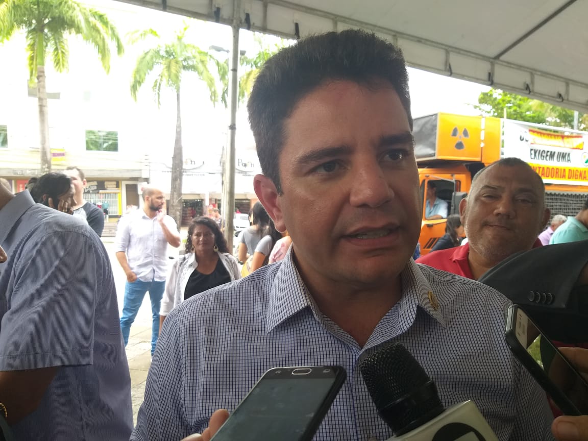 Cameli vai à manifestação e garante que vai ouvir e solucionar reivindicações de policiais civis