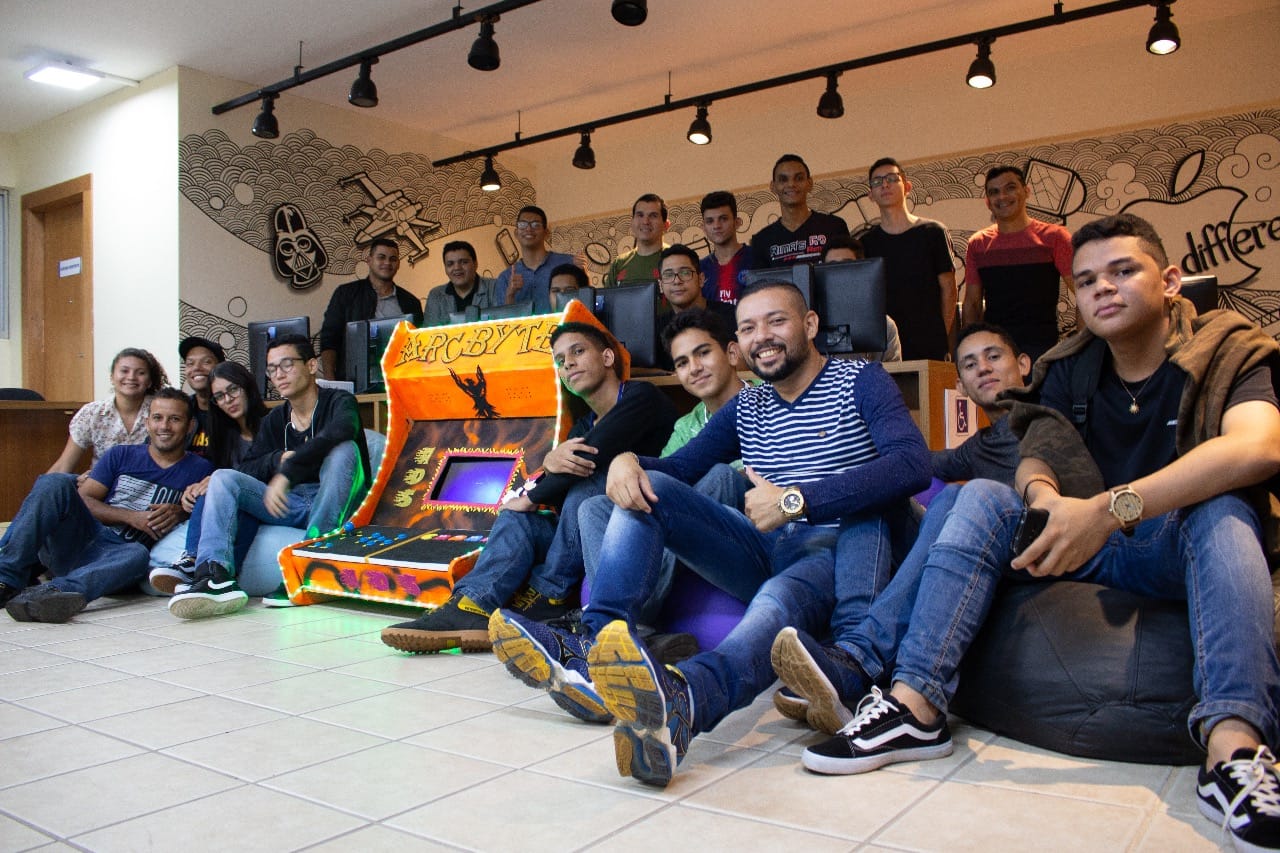 Alunos da FAAO recriam tecnologia dos anos 80 com materiais recicláveis