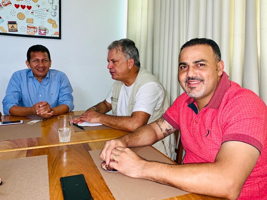 Prefeitos Ilderlei e Isaac se reúnem com senador Petecão em Rio Branco