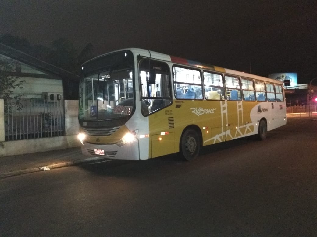 Dois homens armados fazem arrastão em ônibus e assaltam 20 passageiros e motorista