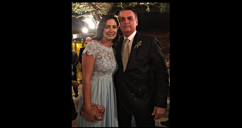 Michelle Bolsonaro usa bolsa de mão produzida por artista acreano no casamento do enteado