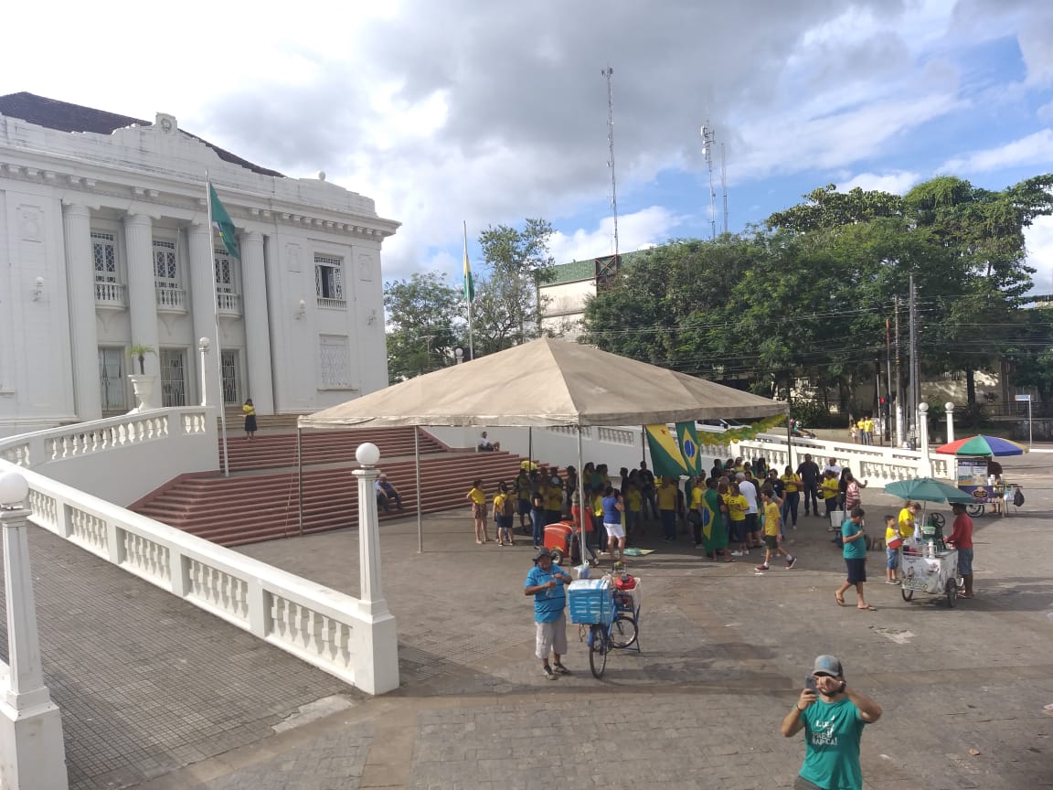 Apoiadores de Bolsonaro começam a se aglomerar em frente ao Palácio para manifestação