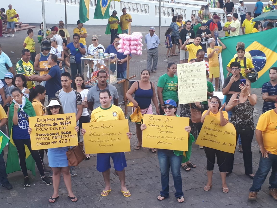 Manifestação pró-Bolsonaro reúne mais de 500 militantes e autoridades em frente ao Palácio Rio Branco