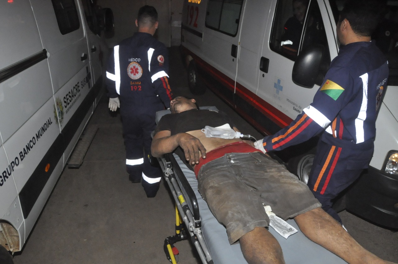 Homem briga com “Doido” durante bebedeira e tem abdômen perfurado por barra de ferro
