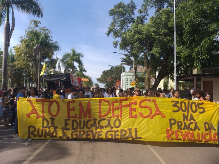 Protesto pela educação e contra Reforma ocorre no Centro de Rio Branco