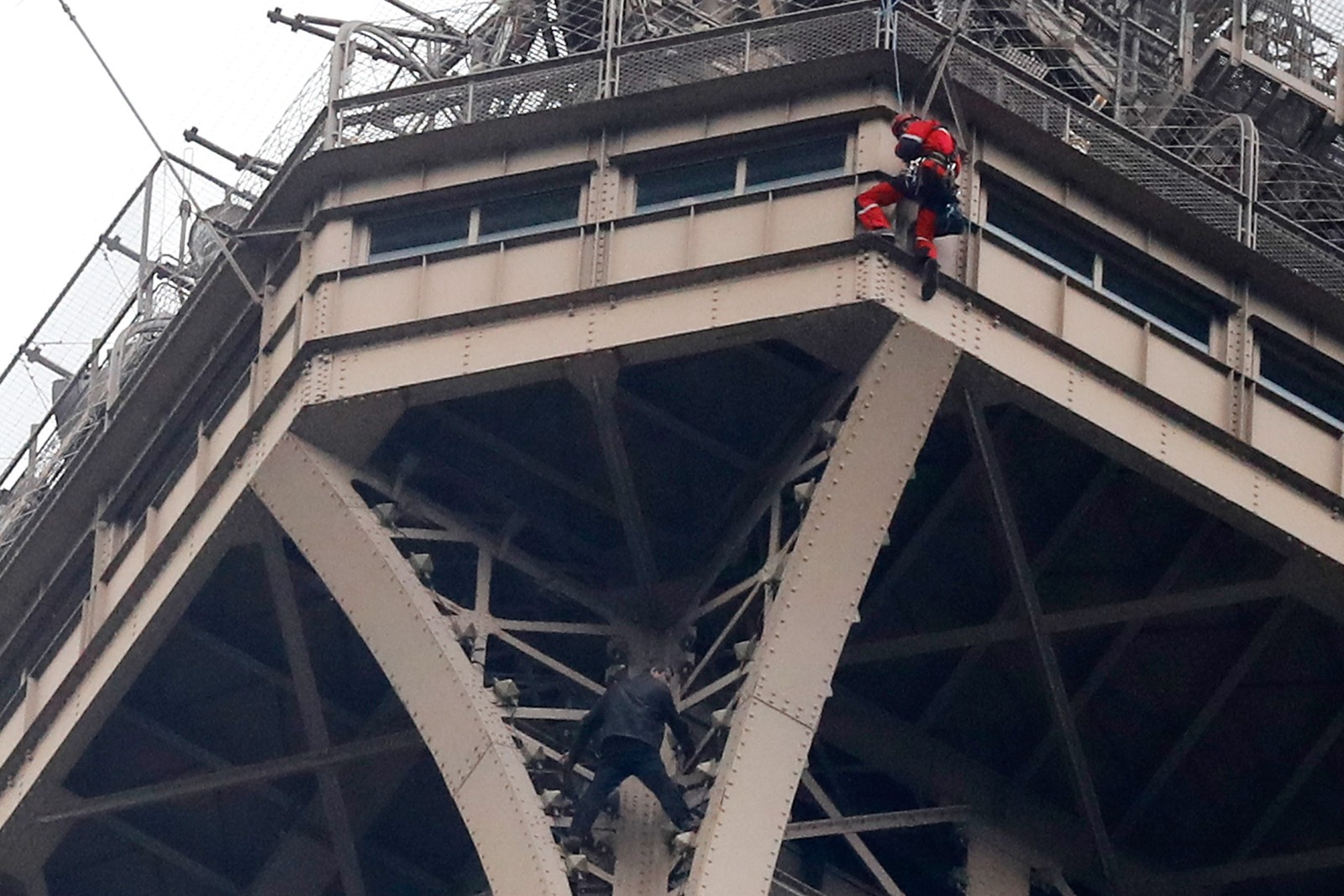 Homem que escalou a Torre Eiffel é internado em unidade psiquiátrica