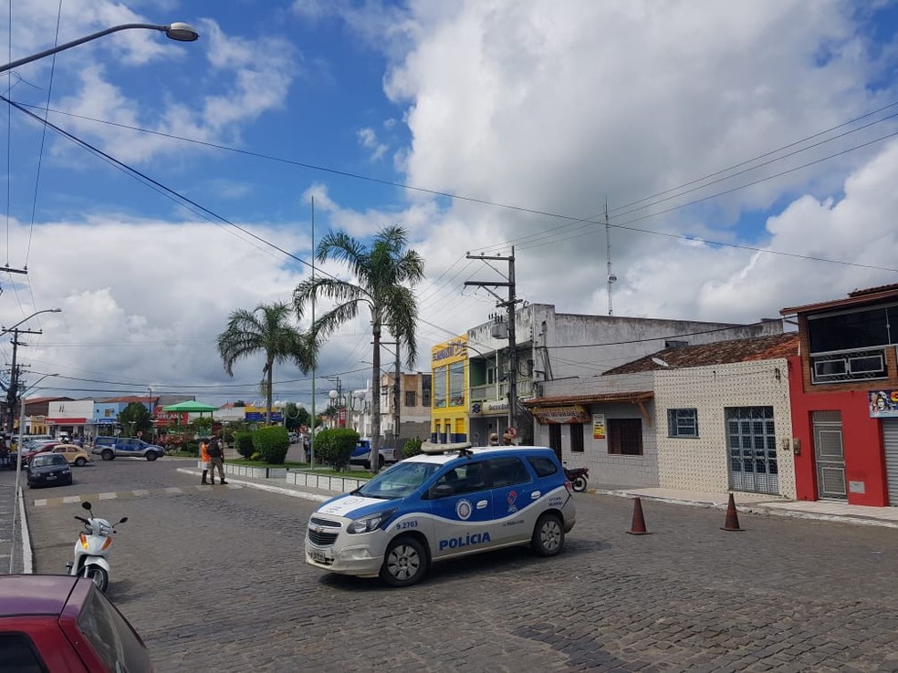Funcionário de banco tem explosivos presos ao corpo por criminosos