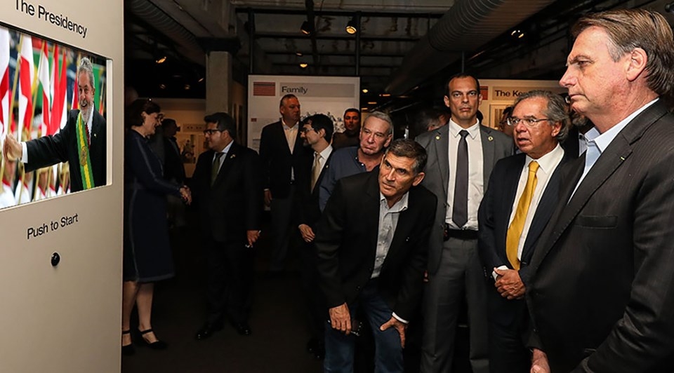 Bolsonaro se deparou com a foto de Lula durante sua visita a museu em Dallas?
