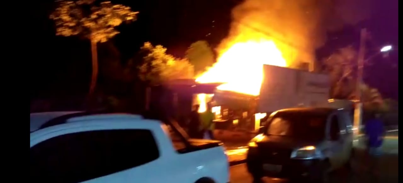 Casa é consumida pelo fogo na noite desta quarta no município de Senador Guiomard