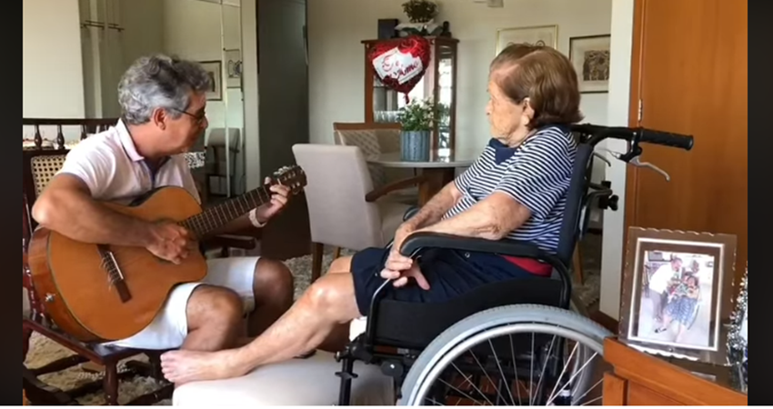 Em vídeo, Jorge Viana toca violão e canta Roberto Carlos em homenagem à sua mãe, Dona Silvia