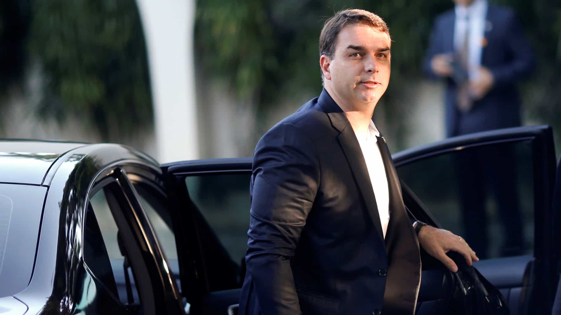 MP vê indícios de lavagem de dinheiro de Flávio Bolsonaro com 19 imóveis