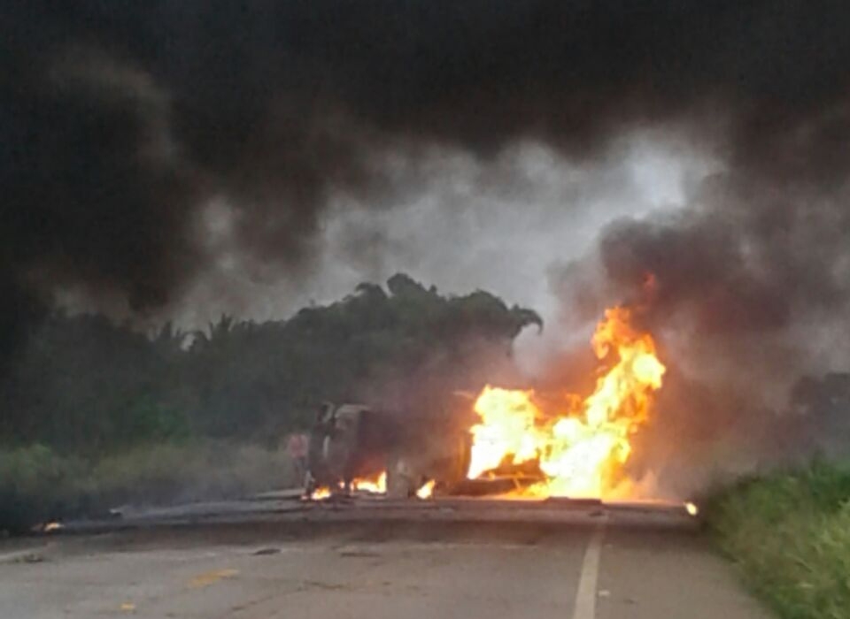 Caminhão tanque explode na BR-364 e motorista morre carbonizado