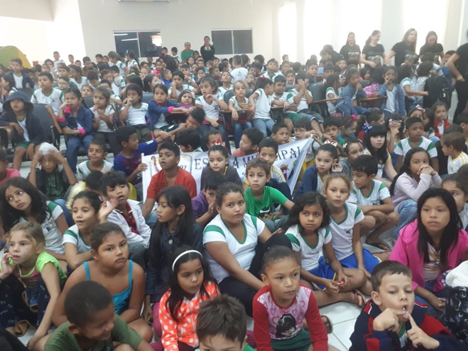 Alunos lotam centro cultural no encerramento do projeto Boneca de Lata em Brasiléia