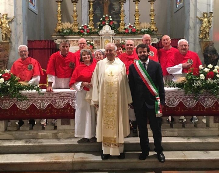 Padre Massimo festeja 50 anos de sacerdócio em igreja que foi batizado e celebrou a primeira missa