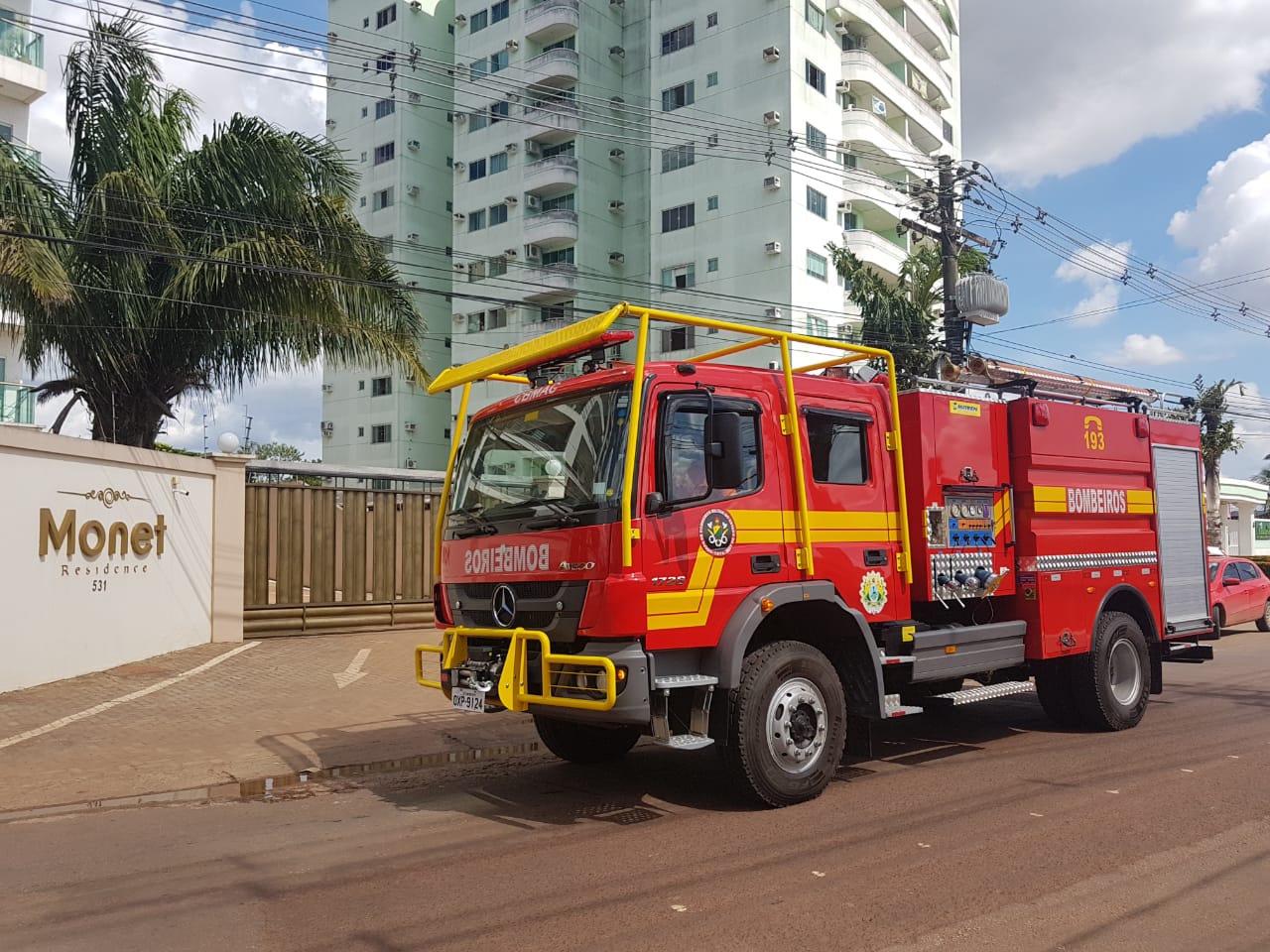 Carro incendeia em estacionamento de condomínio e Corpo de Bombeiros é acionado